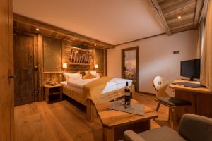 A bed or beds in a room at Gröbl-Alm