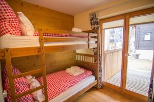 a bunk bed room with two bunk beds and a window at Chalet Greta in Saas-Fee