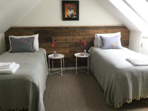 Orford Lodge Barn tesisinde bir odada yatak veya yataklar
