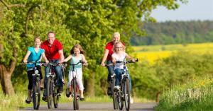 een groep mensen die fietsen op een weg bij Orford Lodge Barn in Orford