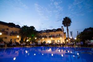 Bazén v ubytování Metin Hotel nebo v jeho okolí