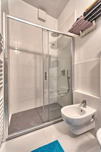 Koupelna v ubytování Marina Apartments + 37 fotografií