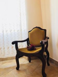een stoel in een hoek met bloemen erop bij Casa Vacanze La Torretta in Sutri