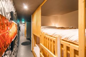 1 dormitorio con 2 literas en una habitación en Ikidane House Osaka Kyobashi en Osaka