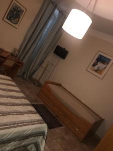 sypialnia z łóżkiem i lampką na ścianie w obiekcie A Balamata w mieście Cervione