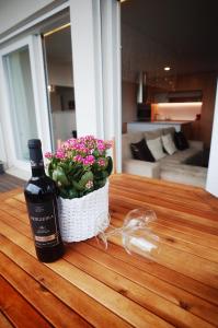 - une bouteille de vin assise sur une table avec une plante dans l'établissement Min Porto Inn, à Porto