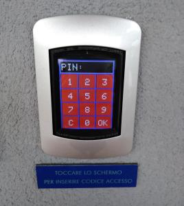 ポッラにあるFamily Center Hotelの- 壁に設置された電子時計(ビザカード付)