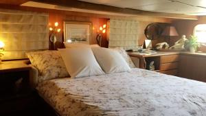 - une chambre avec un grand lit et une salle de bains dans l'établissement Yacht Deauville, à Deauville