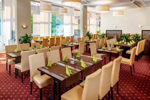 A restaurant or other place to eat at AHORN Seehotel Templin