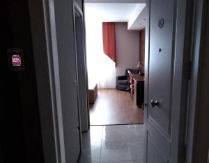 una puerta abierta a una habitación con pasillo en Family Center Hotel, en Polla