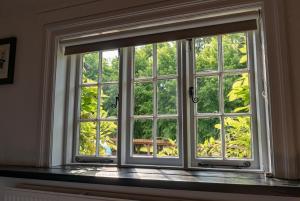 uma janela num quarto com vista para as árvores em Bull Inn em Reading