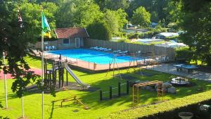 ein Bild von einem Swimmingpool in einem Garten in der Unterkunft Tiny House in Ootmarsum