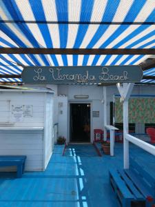 una piscina con techo azul y blanco en La veranda en Ardea