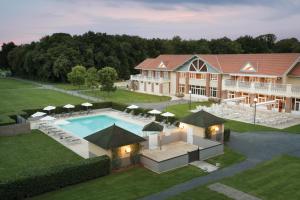 Bazén v ubytování Mercure Chantilly Resort & Conventions nebo v jeho okolí