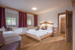 a hotel room with two beds and a window at Appartements Schedererhaus in Going