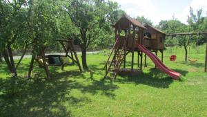 ein Spielplatz mit Rutsche und Schaukel in der Unterkunft Willa Velde in Karpacz