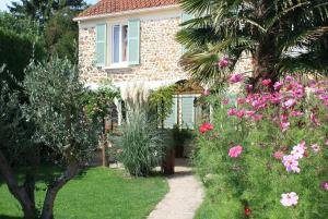 uma casa com um ramo de flores no quintal em Chambres d'Hôtes Le Petit Nailly em Magny-les-Hameaux