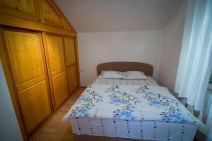 莫斯塔尔老城公寓式酒店的一间小卧室,配有蓝色和白色床单