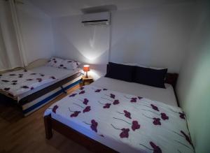 モスタルにあるApartments Old Townのベッドルーム1室(シーツに花を飾ったベッド2台付)