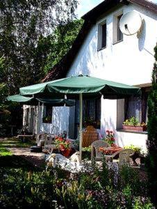 Κήπος έξω από το Lakeside Bed and Breakfast Berlin - Pension Am See