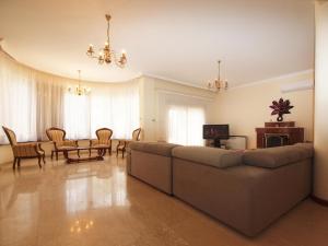 een woonkamer met een bank en een tafel bij Patatas Villa in Limassol