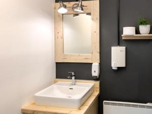 Un baño con un lavabo blanco y un espejo. en RiverLodge TCS Training & Freizeit AG, en Interlaken 56 fotos más