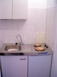 Η κουζίνα ή μικρή κουζίνα στο Lakeside Bed and Breakfast Berlin - Pension Am See