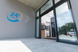 Certifikát, hodnocení, plakát nebo jiný dokument vystavený v ubytování motel isar | 24h/7 checkin