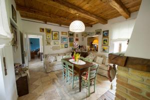 uma sala de estar com uma mesa e um sofá em B&B Villa Filetta em Marsia
