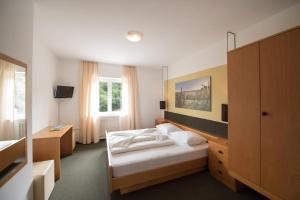 Кровать или кровати в номере Hotel Sigmundskron