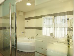 Vonios kambarys apgyvendinimo įstaigoje IN Hotel Beograd