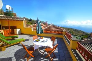 a villa with a view of the ocean at Emiliana in Puntallana