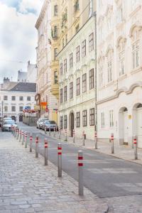 Une rangée de poteaux rouges et blancs dans une rue dans l'établissement City Stay Vienna – Spittelberg, à Vienne