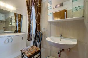 W łazience znajduje się umywalka i lustro. w obiekcie Star w miejscowości Mali Lošinj