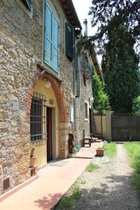 un edificio de piedra con una puerta y un patio en La Cascianella en Florence