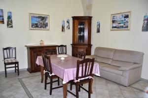 カストロ・ディ・レッチェにあるAlba Chiaraのリビングルーム(テーブル、ソファ付)