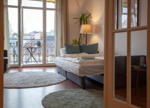 ブダペストにあるSunny top floor balcony apartment near downtownのベッドルーム(ベッド1台付)、バルコニーが備わります。
