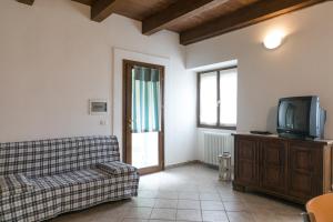 A television and/or entertainment centre at Agriturismo L'Antico Frutto
