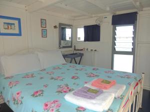 PS Federal Retreat Paddle Steamer Goolwa的电视和/或娱乐中心