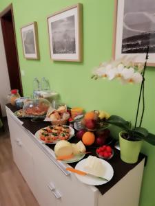 un bancone della cucina con molti piatti di cibo sopra di Bella Giulia a Ragusa