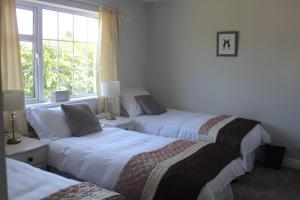 Giường trong phòng chung tại 5 mins walk to Carrick - Sleeps 12 - Off road parking - Modern house