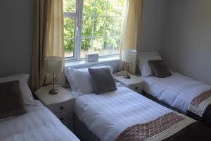 Postel nebo postele na pokoji v ubytování 5 mins walk to Carrick - Sleeps 12 - Off road parking - Modern house