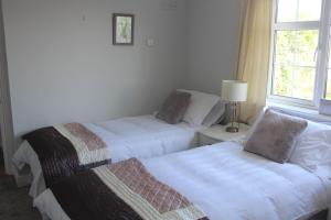 Giường trong phòng chung tại 5 mins walk to Carrick - Sleeps 12 - Off road parking - Modern house