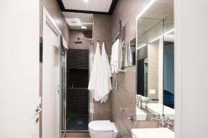 ローマにあるドメニキーノ ラグジュリー ホームのバスルーム(トイレ、洗面台、鏡付)