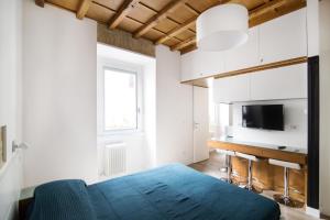 ローマにあるドメニキーノ ラグジュリー ホームのベッドルーム(青いベッド1台、デスク付)
