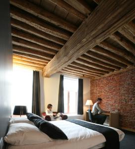 A bed or beds in a room at Hotel De Groene Hendrickx