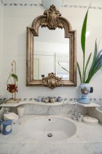 um banheiro com uma pia e um espelho em Il Giardino Incantato em Matera