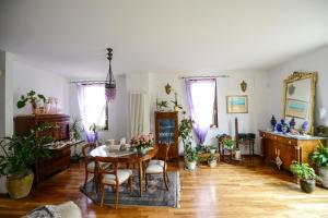 uma sala de estar com mesa, cadeiras e plantas em Il Giardino Incantato em Matera mais 31 fotografias