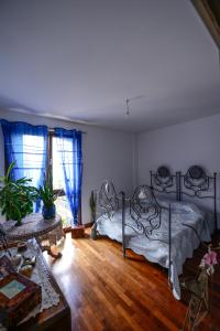 um quarto com duas camas e piso de madeira em Il Giardino Incantato em Matera