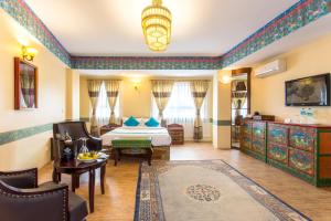 une chambre d'hôtel avec un lit et une table dans l'établissement Hotel Yukhang, à Katmandou
